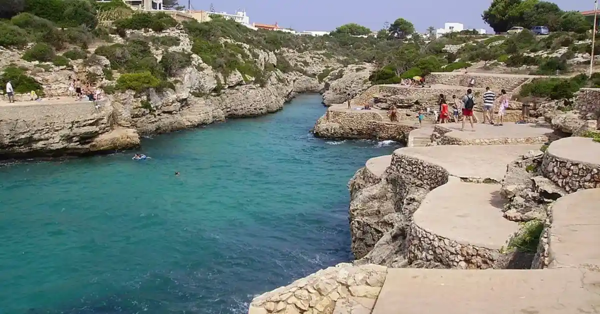 Plataformas de roca para saltar al mar en Cala en Brut en Menorca