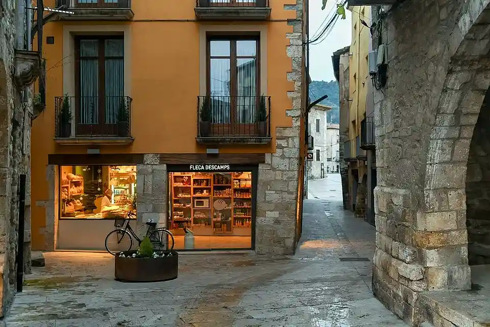 Fachada de la tradicional panadería Fleca Descamps en una calle empedrada, un rincón con encanto qué ver en Besalú.