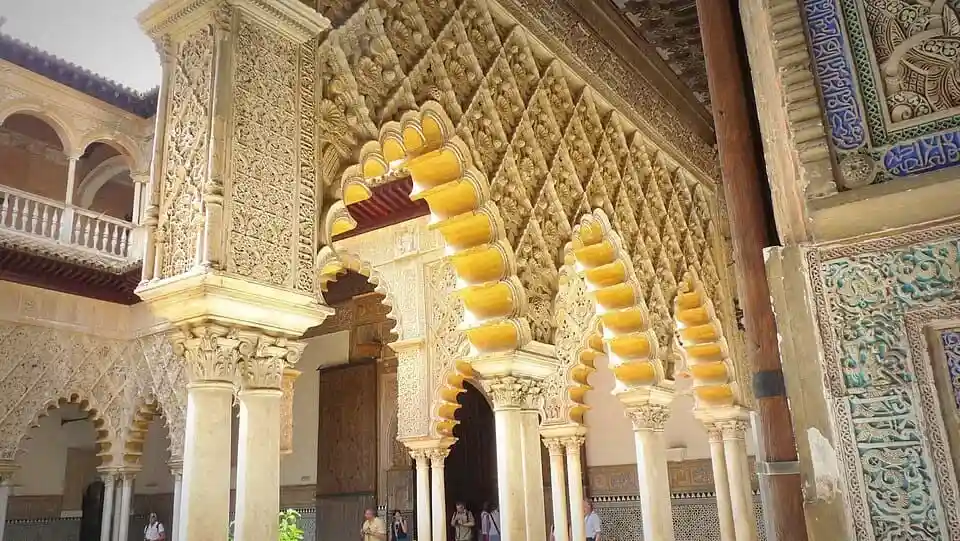 Consejos para viajar a Sevilla: arcos mudéjares y yeserías del Patio de las Doncellas en el Real Alcázar de Sevilla