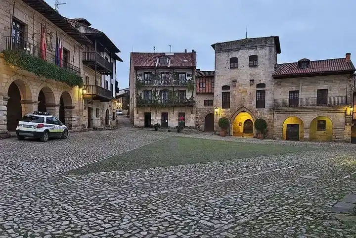 Plaza Mayor de Ramón Pelayo con la Torre de Don Borja y el Ayuntamiento, lugares destacados que ver en Santillana del Mar.