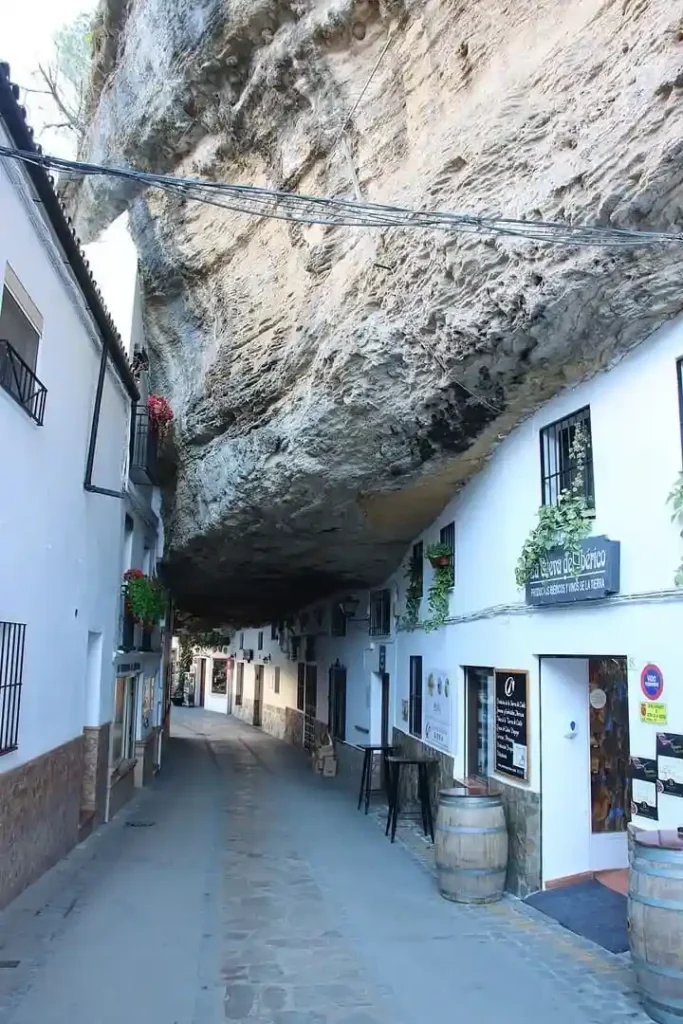 Calle Cuevas de la Sombra con el saliente rocoso cubriendo las casas, punto clave qué ver en Setenil de las Bodegas