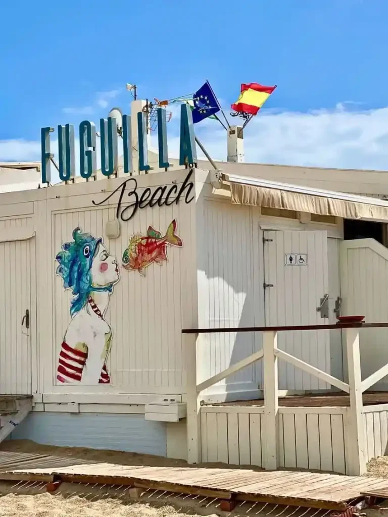 Chiringuito tradicional en el paseo marítimo de Los Boliches en Fuengirola