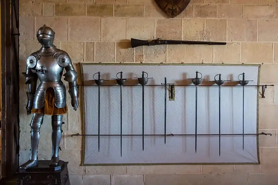 Exposición de armadura medieval completa y espadas incluida con las entradas Alcázar de Segovia en la Sala de Armas.