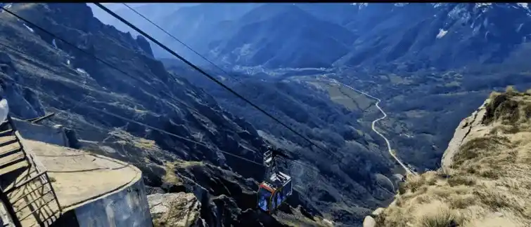 Cabina del teleférico subiendo hacia el Mirador Fuente Dé con vistas al valle en los Picos de Europa.