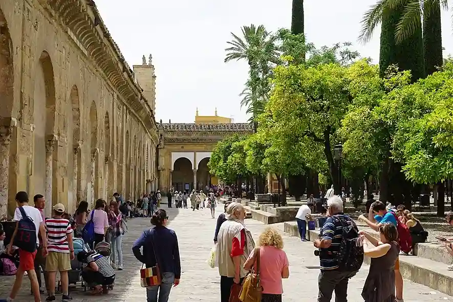 Patio de los Naranjos y galería exterior porticada en la Mezquita de Córdoba