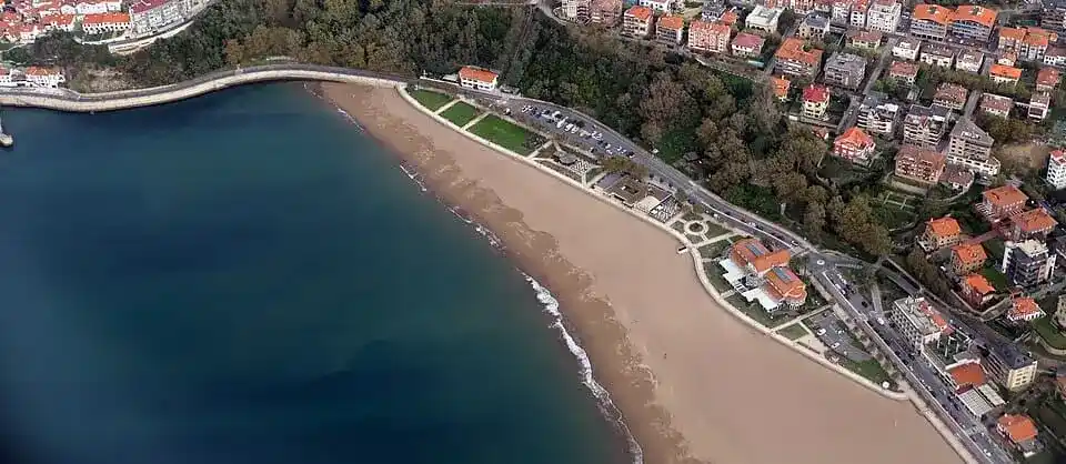 Vista aérea de la playa de Ereaga y el paseo marítimo en Algorta (Getxo)