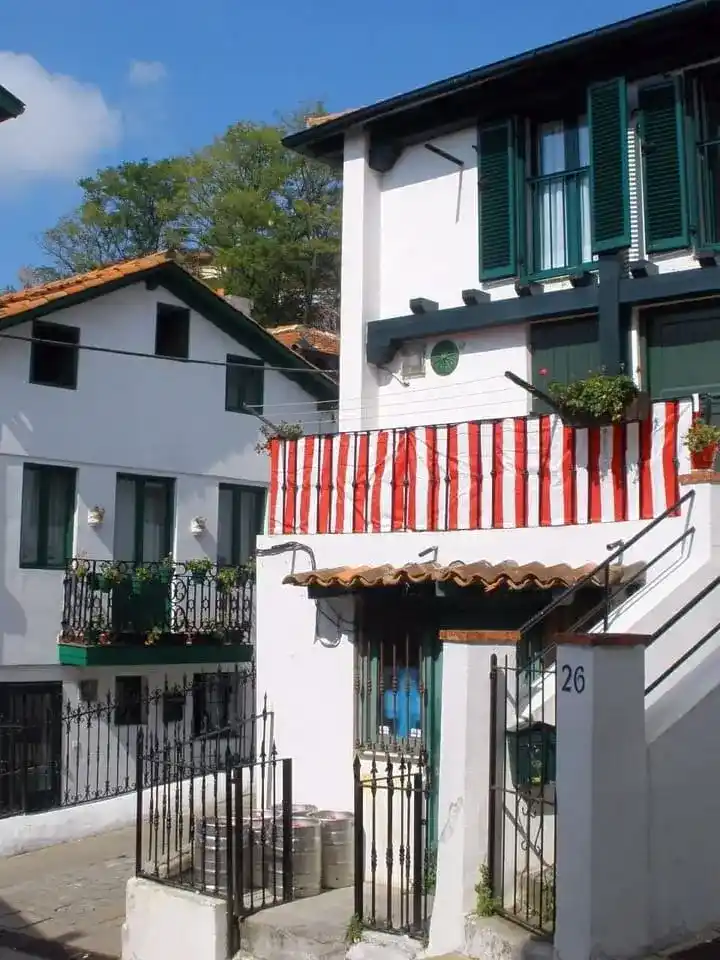Casas tradicionales de pescadores y calles empedradas en el Puerto Viejo de Algorta (Getxo)