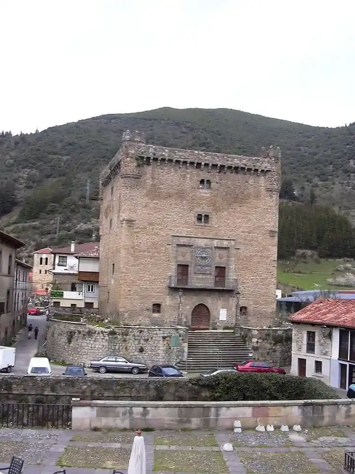 Fachada de la Torre del Infantado, el monumento histórico más importante que ver en Potes, Cantabria
