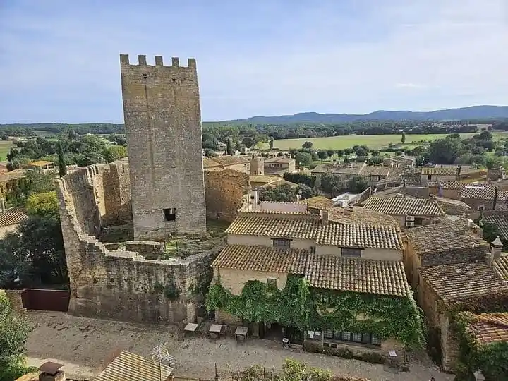 Torre de l'homenatge i muralles del castell medieval, un monument clau qué ver en Peratallada.