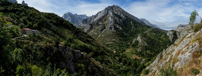 Panoramica de los Picos de Europa desde el mirador de Sotres en Asturias