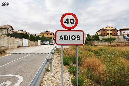 Señalización del pueblo Adiós