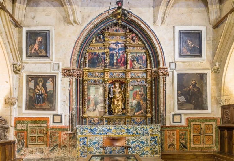 capilla de la catedral vieja de salamanca con retablo policromado y pinturas renacentistas