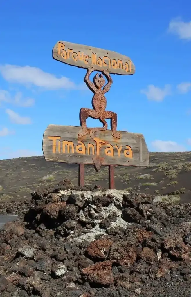 Escultura de El Diablo diseñada por César Manrique en el cartel de entrada al Parque Nacional de Timanfaya, Lanzarote.