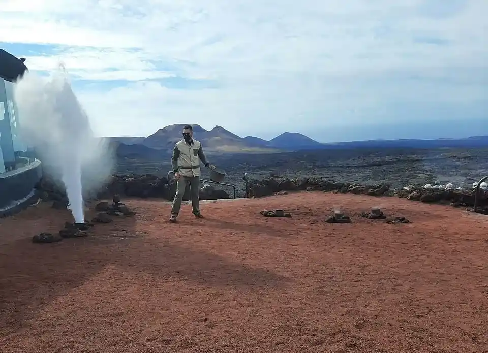 Demostración de géiser geotérmico con vapor de agua en el Islote de Hilario, Parque Nacional de Timanfaya.