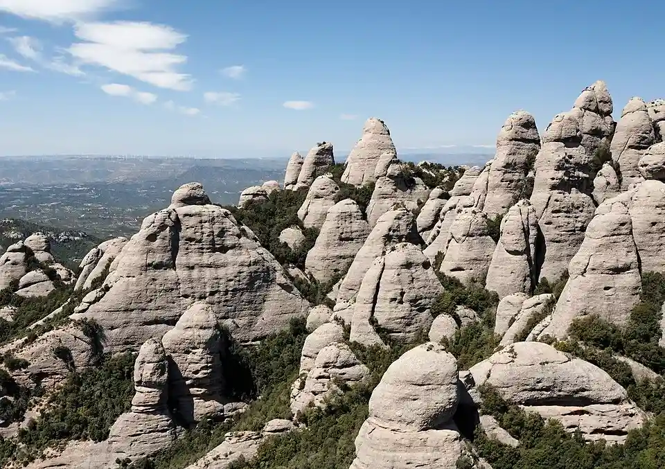 Panorámica de las singulares agujas y torres de roca conglomerada en el Macizo de Montserrat.