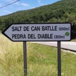 Cartel informativo del Salt de Can Batlle con indicaciones de ruta, mapa y datos sobre las cascadas