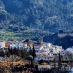 Vista panorámica de Cazorla, un destino perfecto para descubrir qué hacer en Cazorla, con el Castillo de la Yedra y las montañas del Parque Natural de fondo.