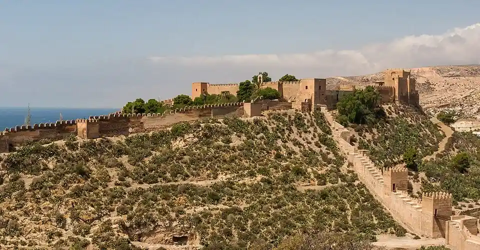 Panorámica de la Alcazaba de Almería y las murallas de Jayrán frente al mar Mediterráneo, excursión imprescindible que ver en Roquetas de Mar y alrededores