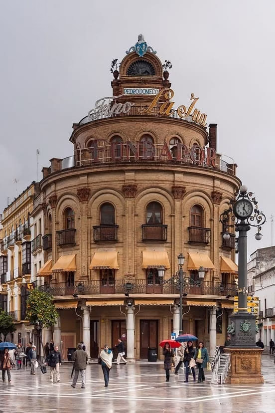 Edificio modernista del histórico Café Royalty en la Plaza del Arenal de Jerez de la Frontera, con su característica fachada circular y reloj Relojería Bomba