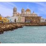 Panorámica de la Catedral de Cádiz y su casco histórico con el mar, ideal para planificar que ver en Cádiz y alrededores en 5 días