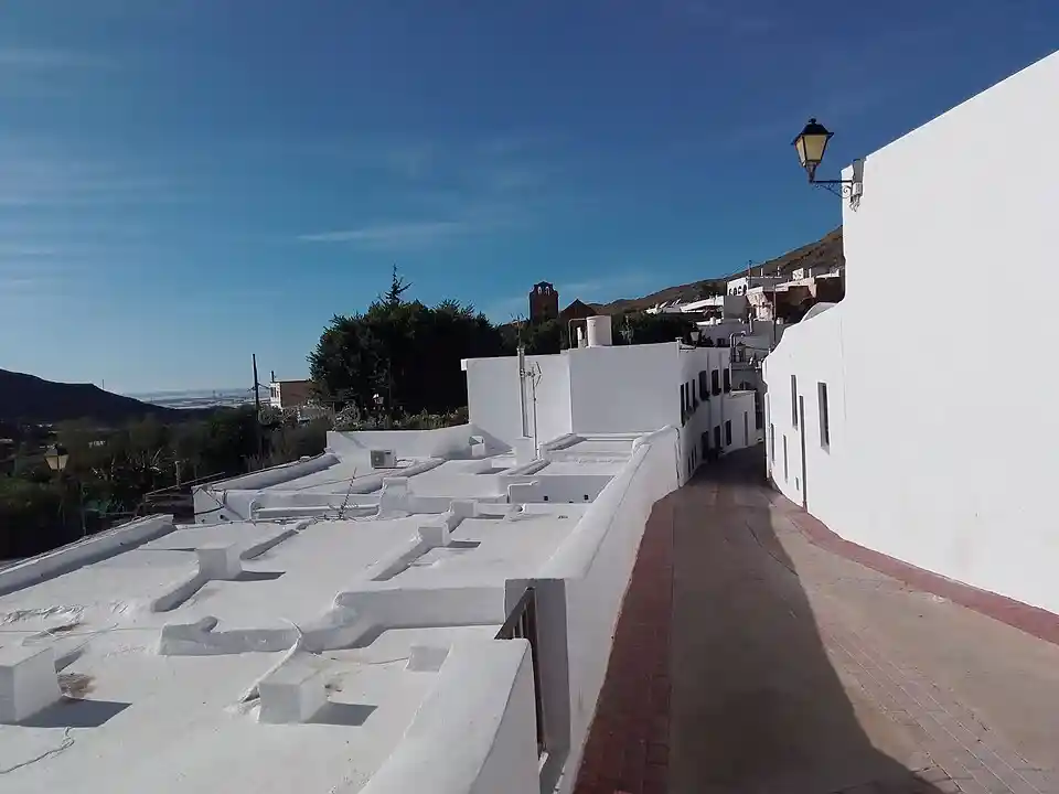 Calle empinada de Villa de Vícar con casas encaladas y tejados planos, uno de los pueblos bonitos cerca de Roquetas de Mar