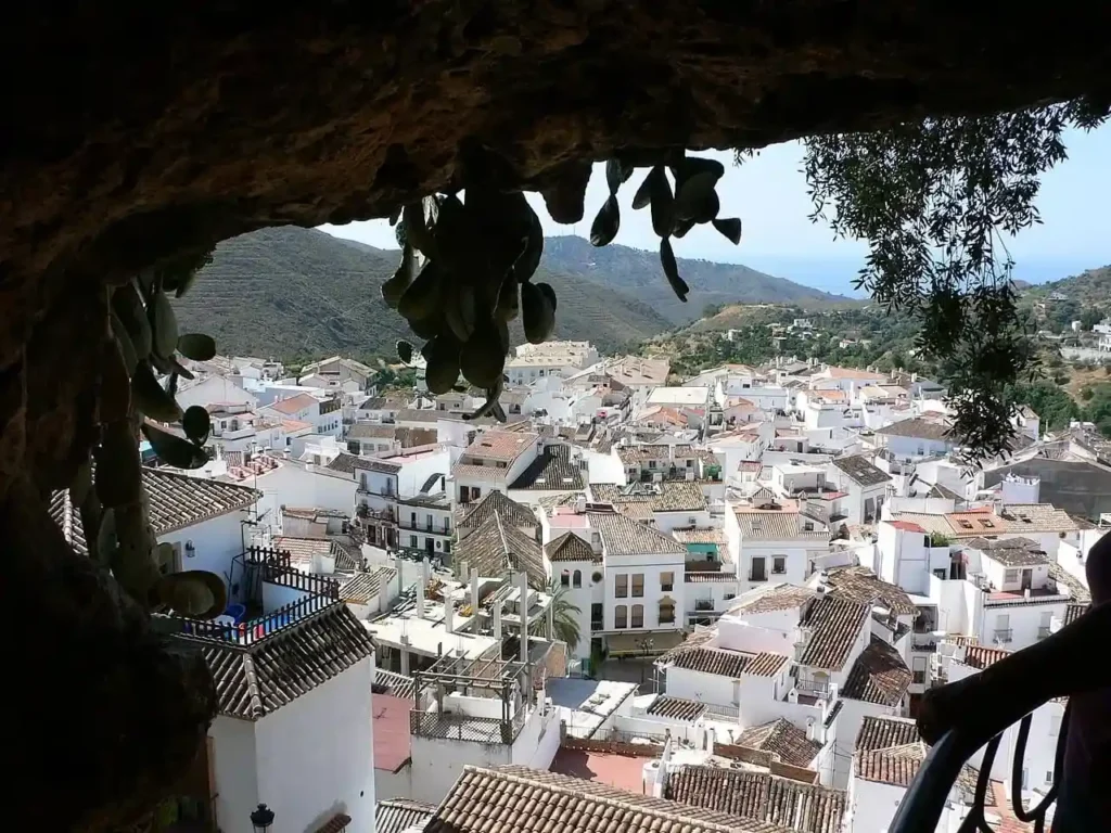 Calles empedradas y casas blancas en Ojén cerca de Marbella