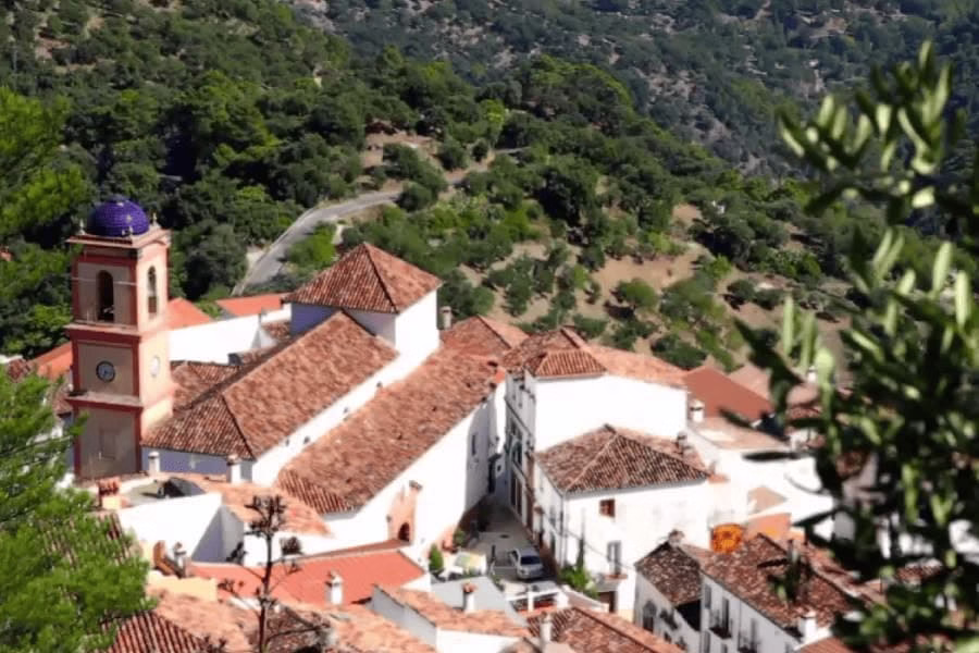 ista aérea de Algatocín, pueblo blanco del Valle del Genal con iglesia de cúpula azul