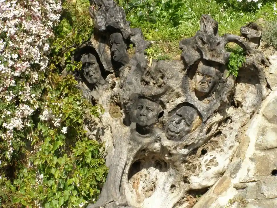 Escultura de madera en las calles de Genalguacil pueblo museo cerca de Marbella
