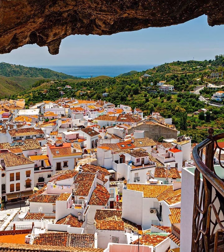 Vista panorámica de pueblo blanco andaluz cerca de Marbella con casas encaladas y vistas al mar