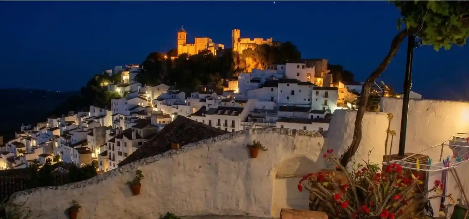 Vista panorámica de Casares pueblo blanco cerca de Marbella con su castillo