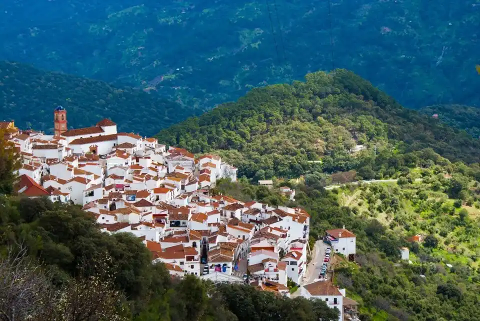 Vista panorámica de Algatocín pueblo blanco en el Valle del Genal cerca de Marbella