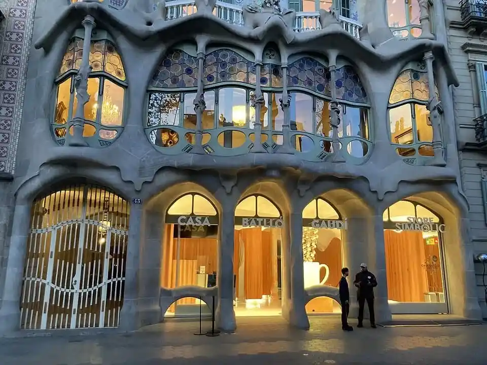 Detalle de las columnas óseas y ventanales modernistas de la Casa Batlló en el Paseo de Gracia de Barcelona.