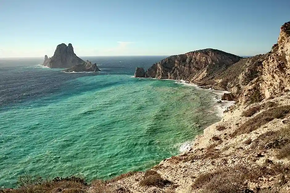 Panorámica de los islotes de Es Vedrà y Es Vedranell desde los acantilados de Sa Pedrera en Ibiza con mar turquesa